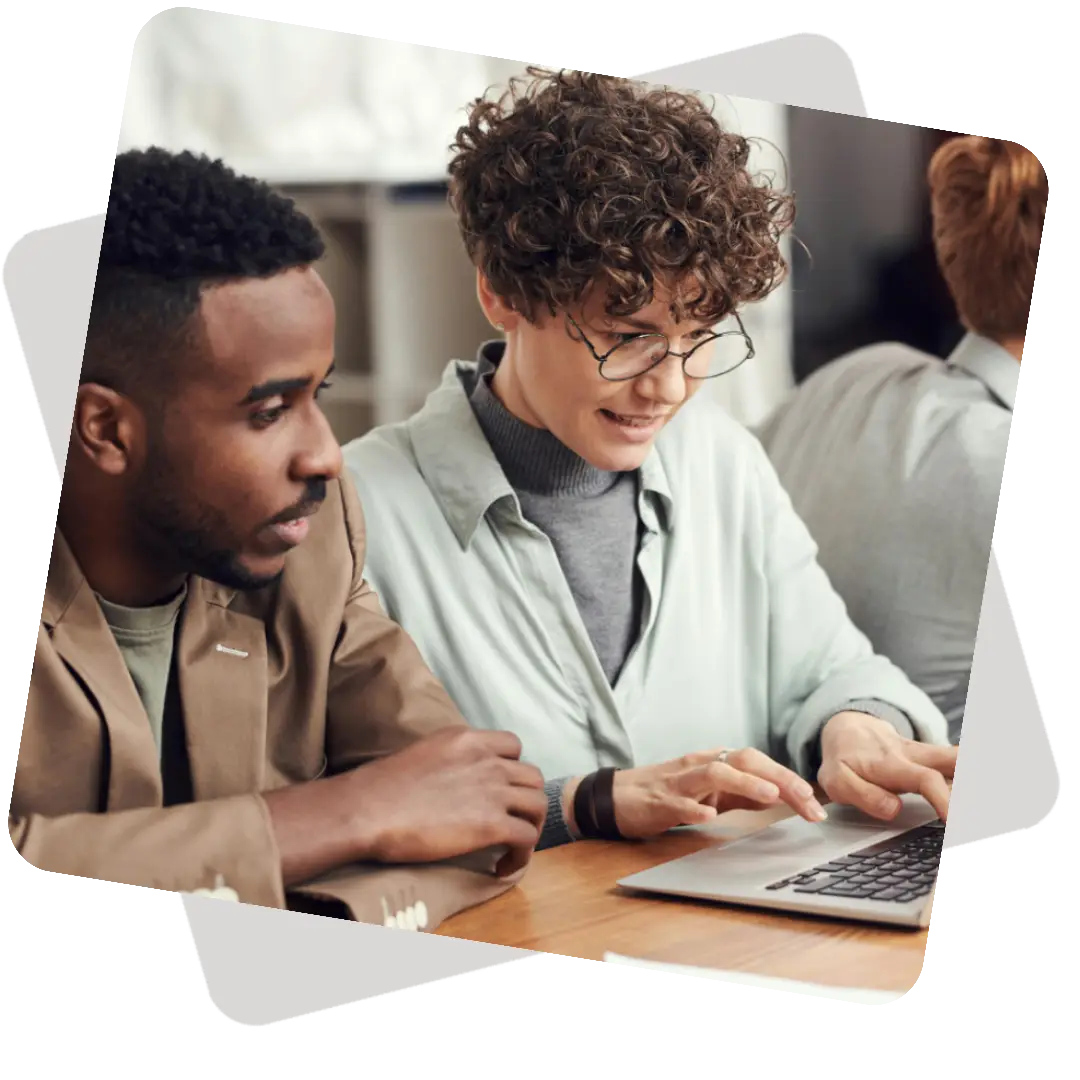 Equipe técnica analisando sistemas em ambiente de desenvolvimento